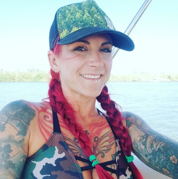 Meet your Posher, Feenyx - Picture 2 of 8